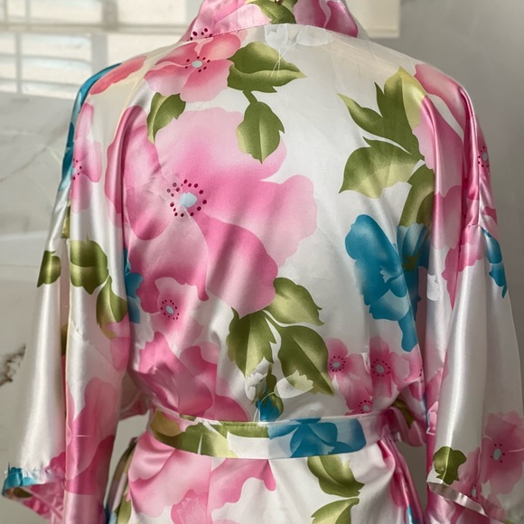 ==^Silky Floral Robe, Size Medium - Picture 3 of 5